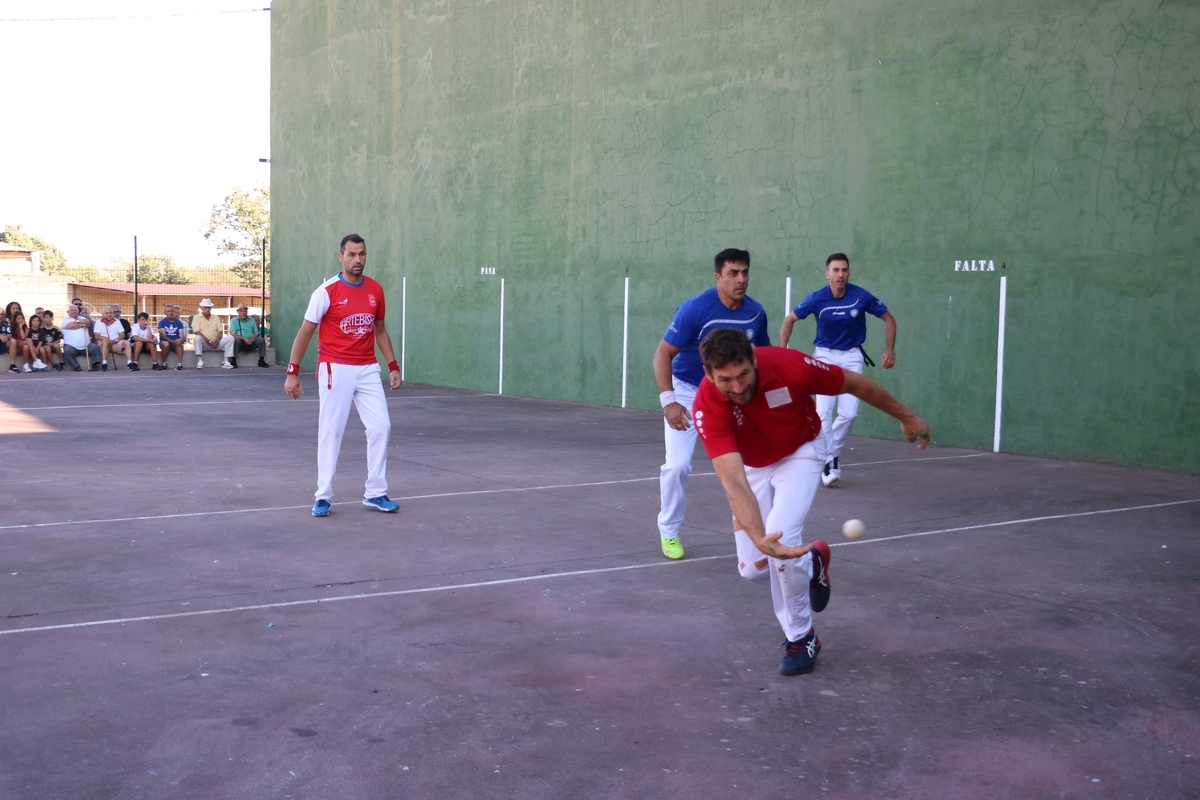 Un entretenido partido de pelota con victoria de Beobide y Corredera enfila el final de las fiestas de Villasbuenas