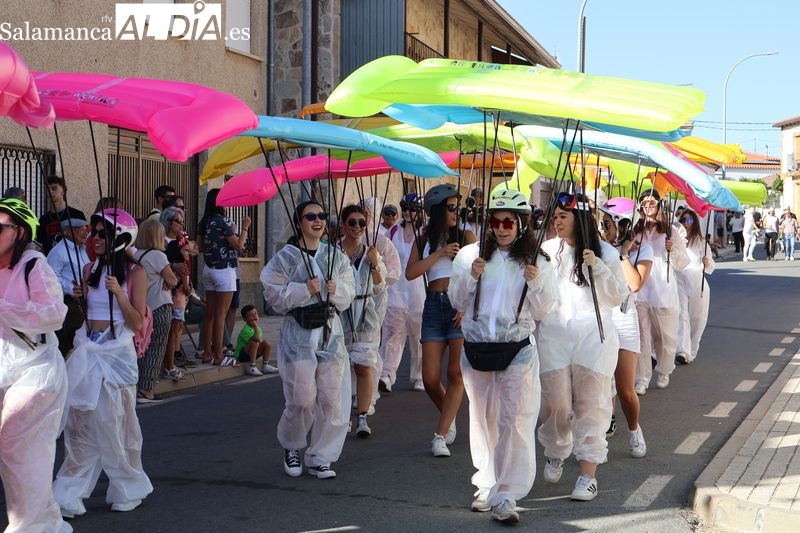 Color, humor y originalidad en el concurso de Autos Locos y desfile de peñas de Galinduste