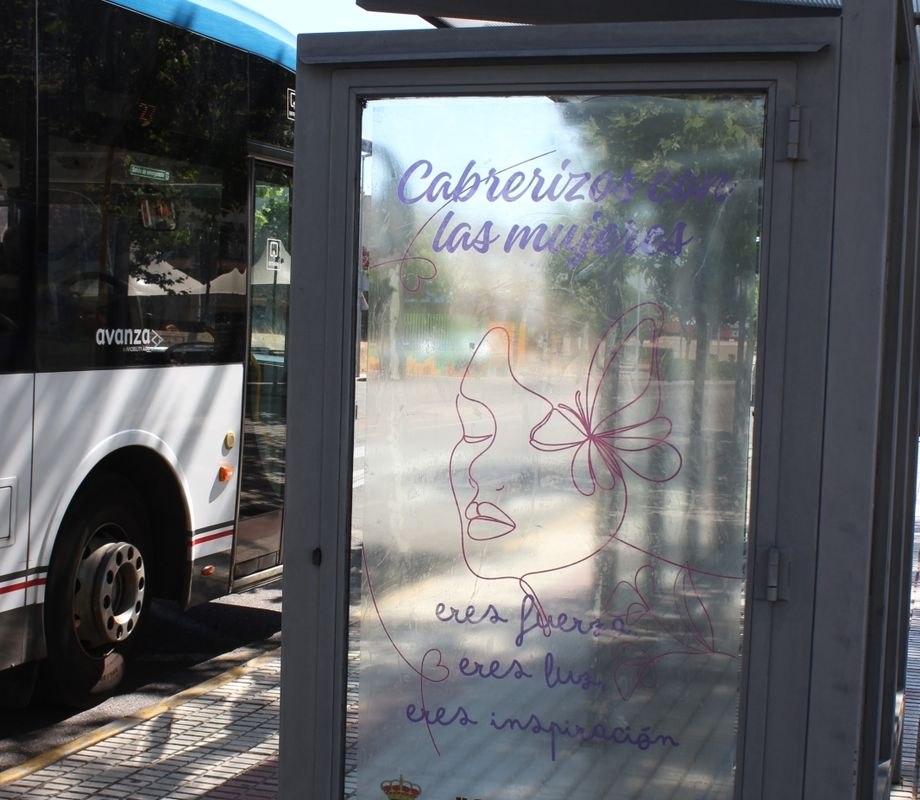 Las paradas de autobús de Cabrerizos se convierten en un altavoz contra la violencia de género