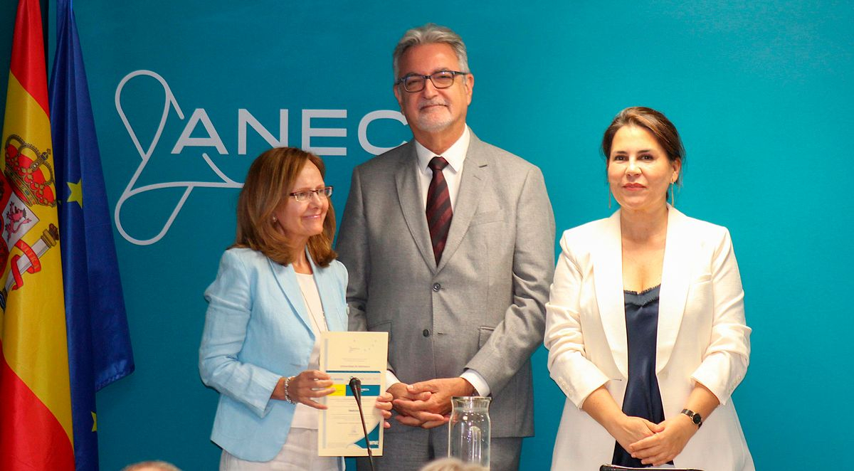 La USAL cierra el curso con un sello de calidad internacional para Medicina y dos premios nacionales de edición