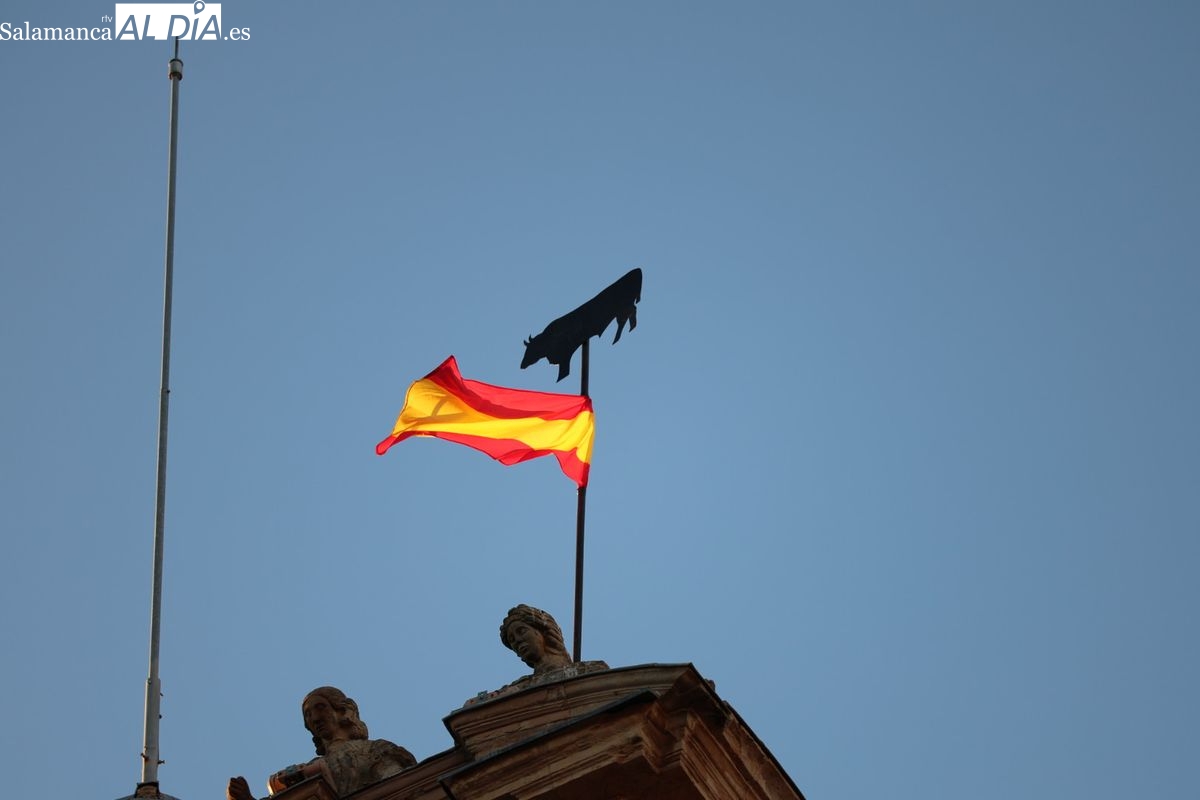 VÍDEO Y FOTOS | La Mariseca ya luce en lo alto del Ayuntamiento y marca la cuenta atrás de las Ferias y Fiestas