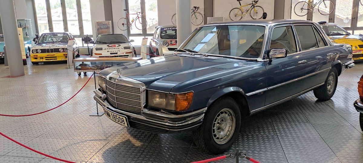 El Mercedes de Carmen Polo se exhibe en Salamanca