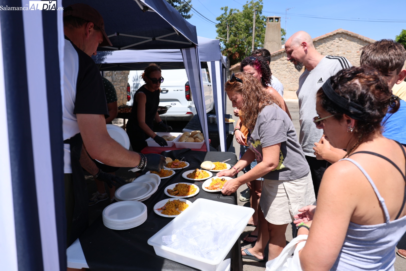 FOTOS | Una concurrida paella hace las delicias de los vecinos en Zarapicos