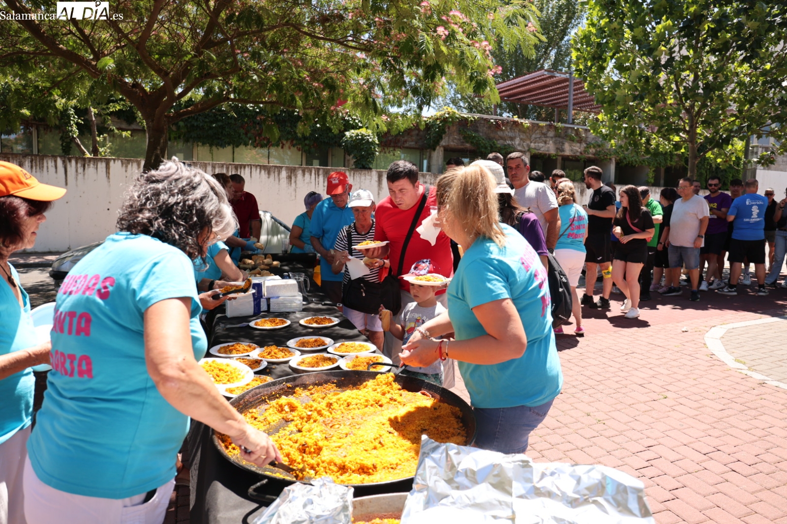 FOTOS | Casi 700 vecinos de Santa Marta participan en la paella popular de inicio de fiestas