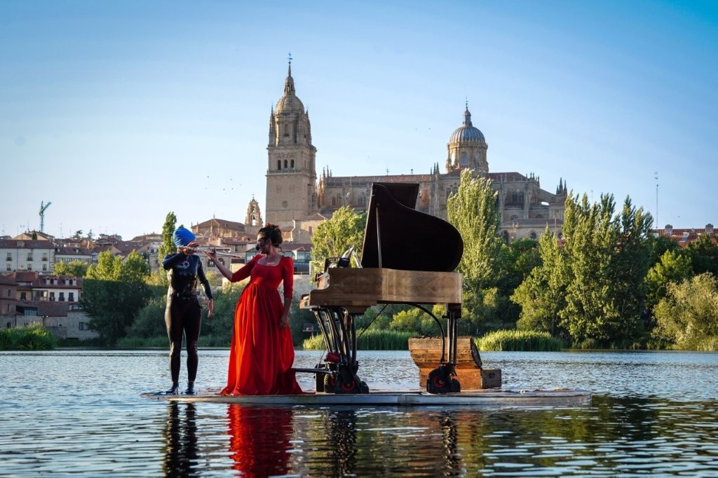 Un espectacular piano flotante navegará por el Tormes este fin de semana en Salamanca