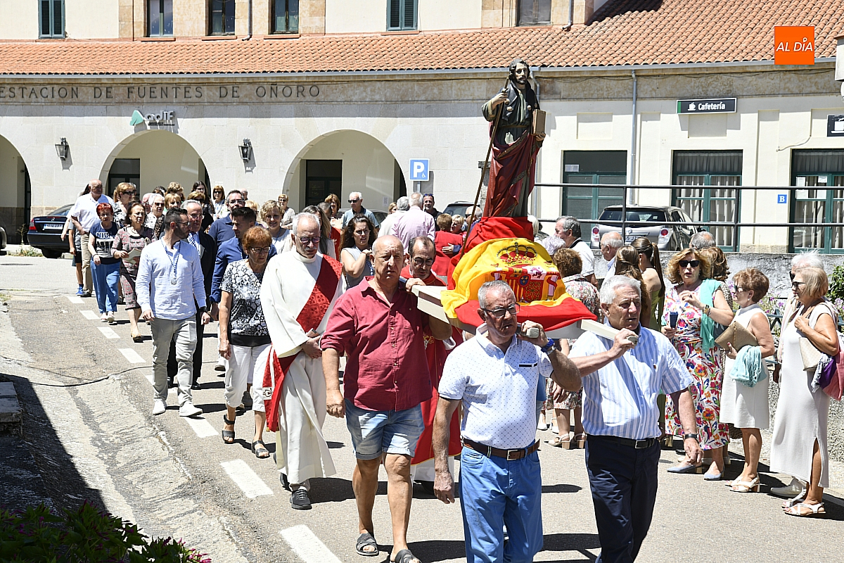 Fuentes de Oñoro celebra Santiago Apóstol con un homenaje a su párroco por sus bodas de plata