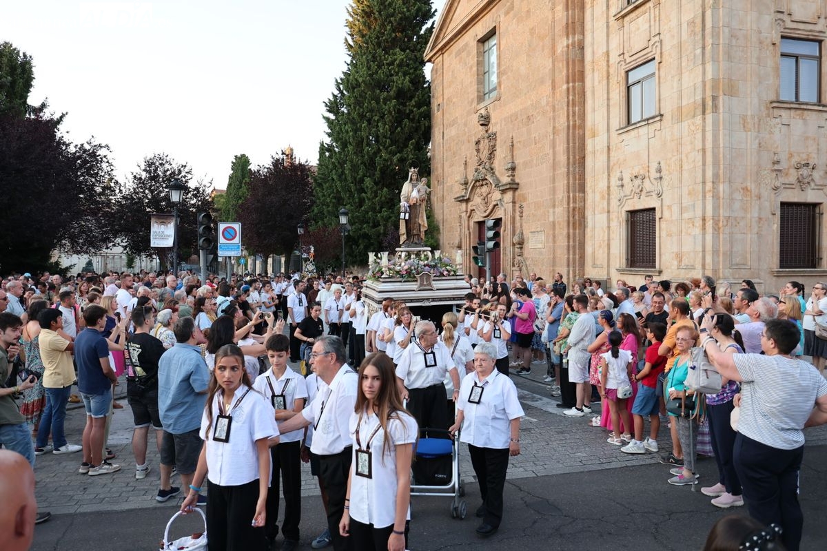 VÍDEO Y FOTOS | La Virgen del Carmen de Abajo desciende al Tormes en su paso bajo el Puente de Hierro