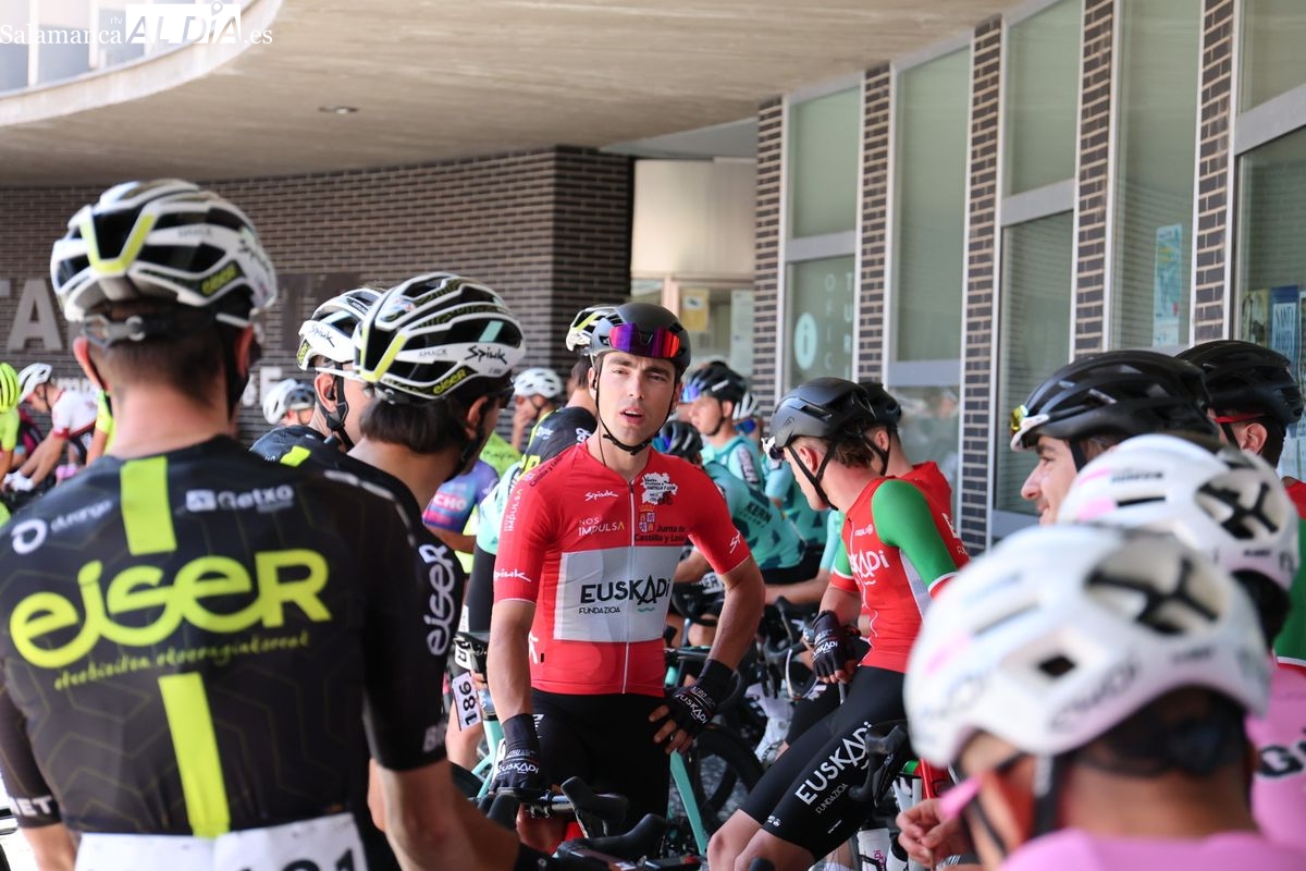 FOTOS | Santa Marta se vuelca con la Vuelta a CyL élite y sub-23 en la salida de su etapa más larga