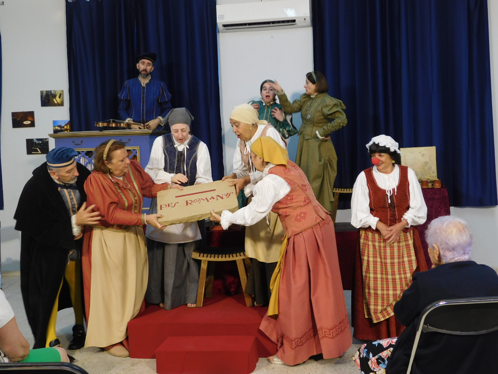 FOTOS | Santibáñez de la Sierra disfruta de la obra Buscando a Nebrija