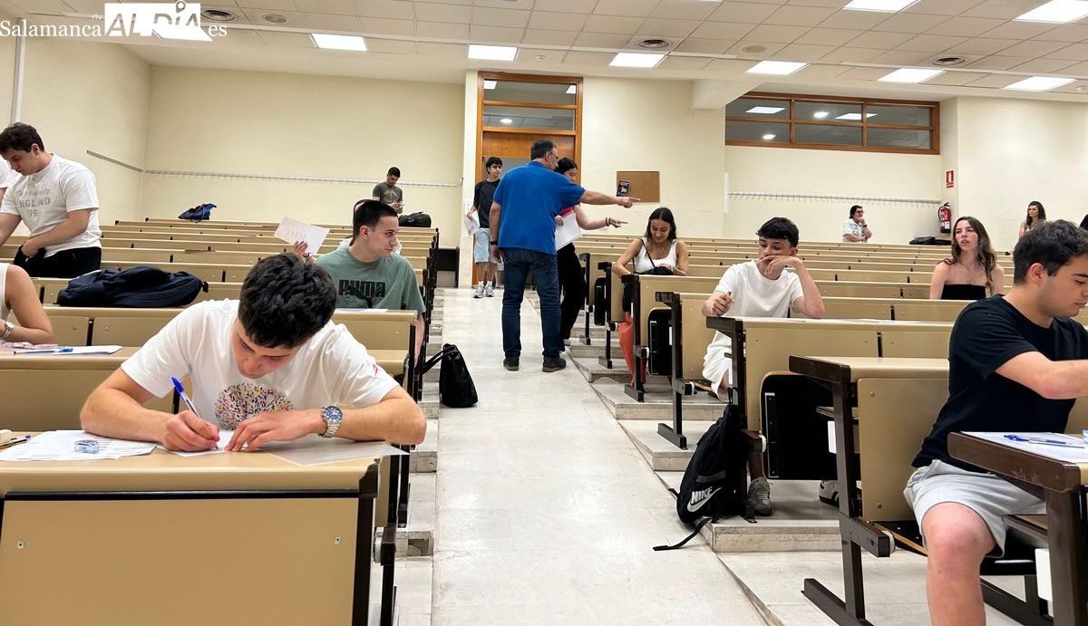El calor y el cansancio, los obstáculos de los 460 alumnos en la PAU extraordinaria de Salamanca