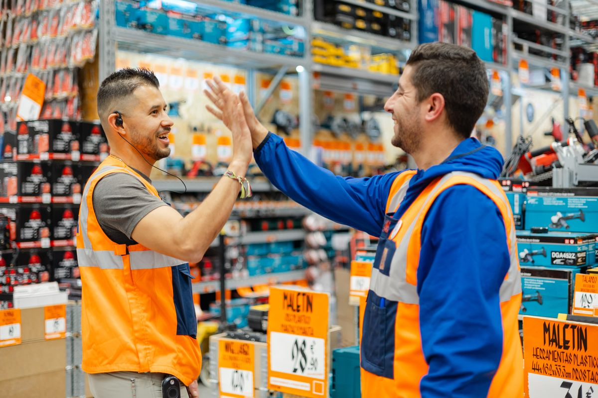 La apuesta de OBRAMAT por el empleo fijo: 620 contratos y 74 ascensos en seis meses