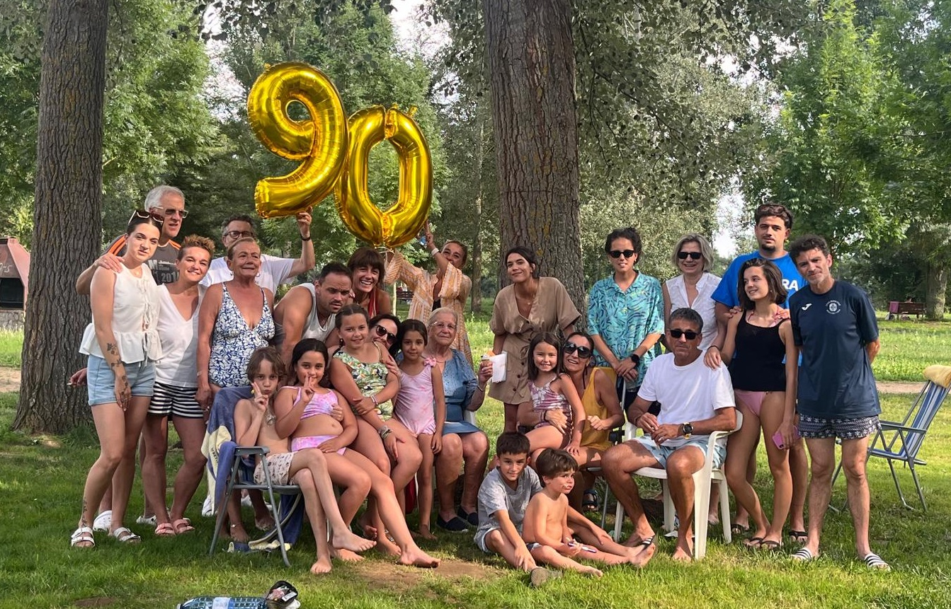 La familia Mancebo Calzada rinde homenaje a su matriarca, María Calzada Hernández, por su 90º cumpleaños