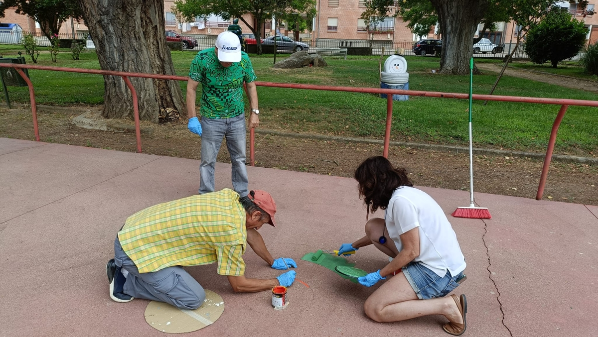 Asprodes llena de juegos tradicionales el suelo del parque San Nicolás de Vitigudino