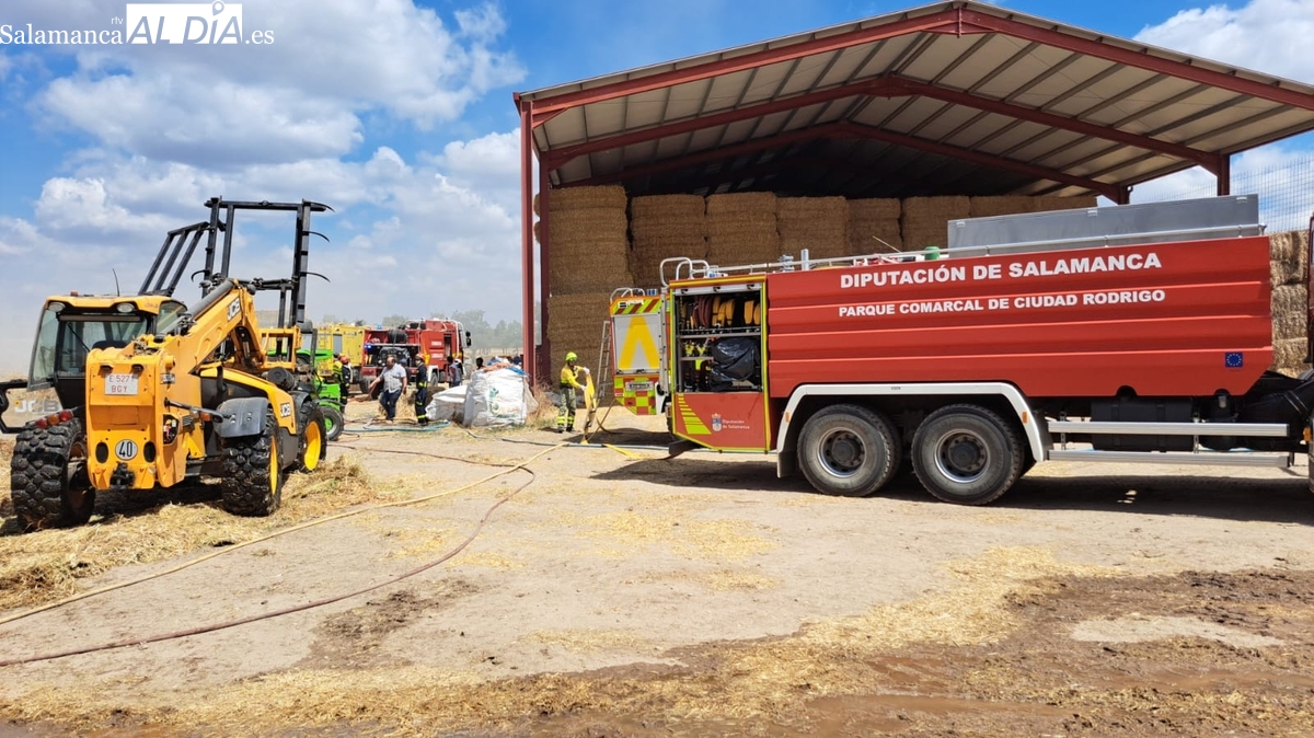 Las llamas devoran un gran almacén de pacas de paja en una finca de Fuenteliante