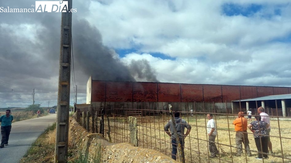 Gran despliegue para extinguir el fuego en una nave de Garcihernández