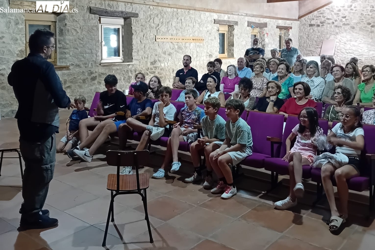 La magia como herramienta de sensibilización contra el odio triunfa en Cipérez con el taller ‘Al otro lado del marco’