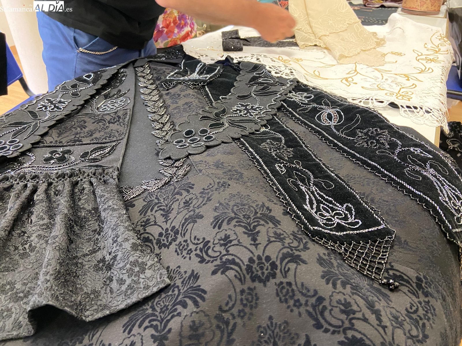 Más allá del oro: el origen renacentista y la etapa del azabache en el bordado charro