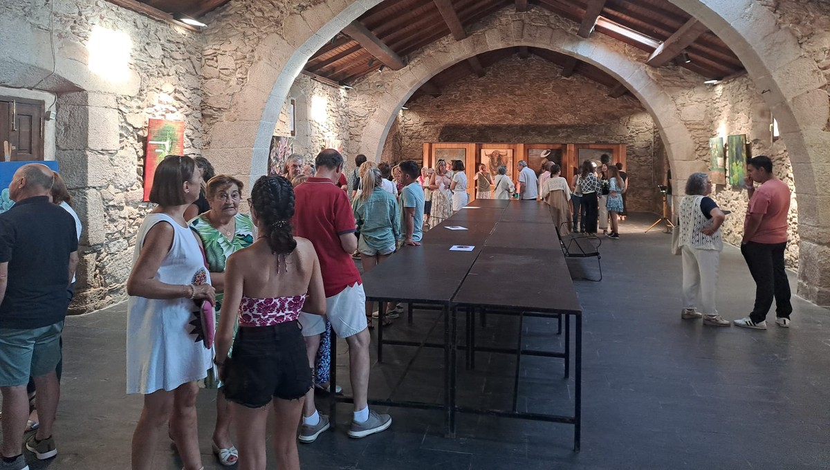 La pintora Amelia Encinas exhibe en Villaseco de los Gamitos un viaje íntimo por su trayectoria artística