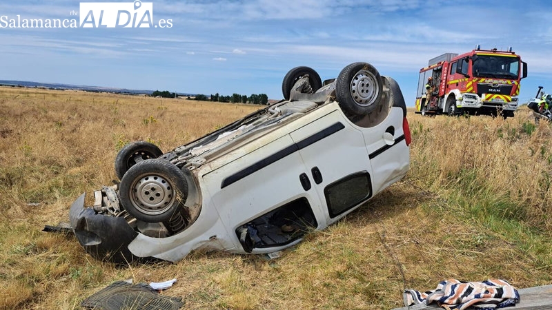 Los bomberos excarcelan a un conductor atrapado tras volcar su vehículo en la CL-510 en Anaya de Alba