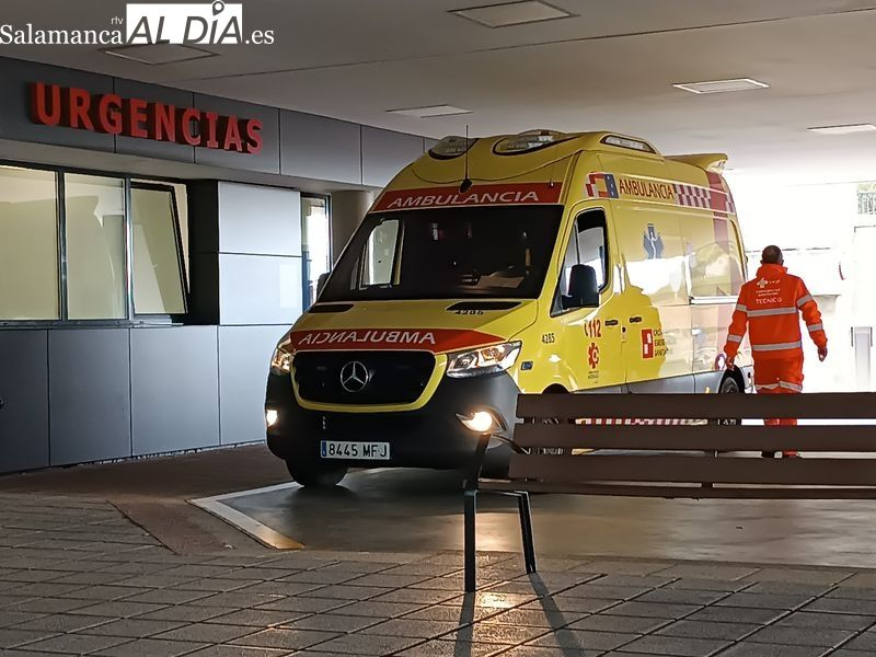 Trasladan al hospital a un motorista de 52 años tras una grave caída en Carbajosa
