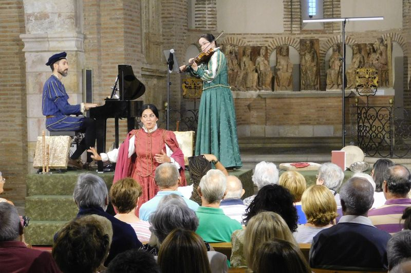 La luz de Arcos y Ecos abarrota la iglesia de San Juan de Alba de Tormes