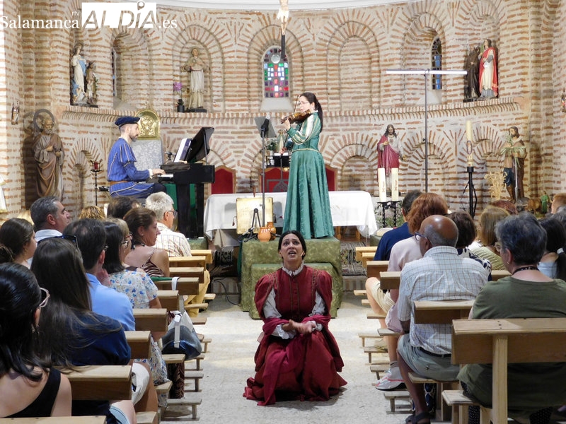 La iglesia de Pedrosillo de Alba se transforma en un escenario de oración con el recital Arcos y Ecos