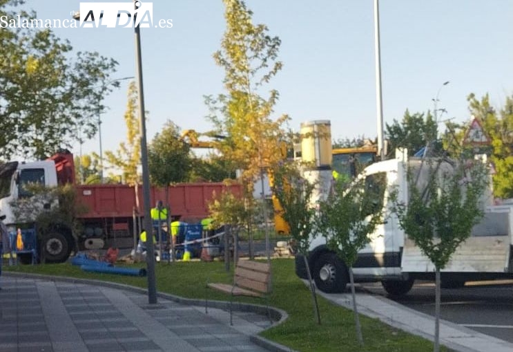 Una avería en una tubería en la glorieta de Ciudad Jardín deja sin agua a los vecinos de la zona