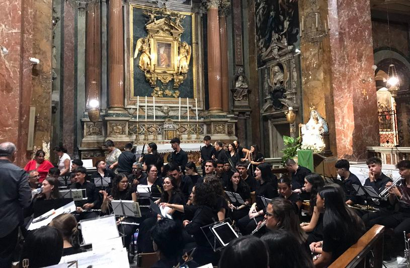 Del sepulcro en Alba al pie peregrino en Roma: la música albense sella el vínculo eterno con Santa Teresa