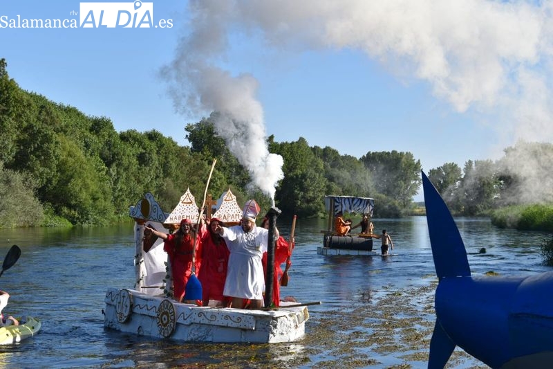 La imaginación y el humor navegan por el Tormes en la Fiesta de las Barcas de Encinas de Arriba