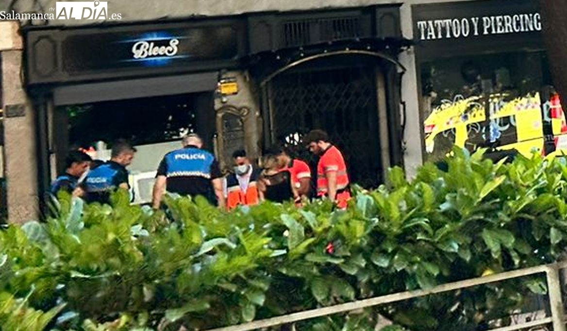 Movilización sanitaria en el paseo de Carmelitas para atender a una persona en plena vía pública