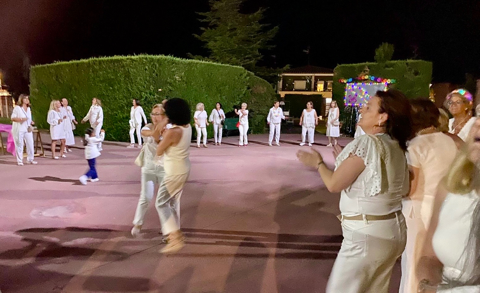 La III Noche Blanca de la Asociación Me Permito se consolida como una animada reunión vecinal en Macotera