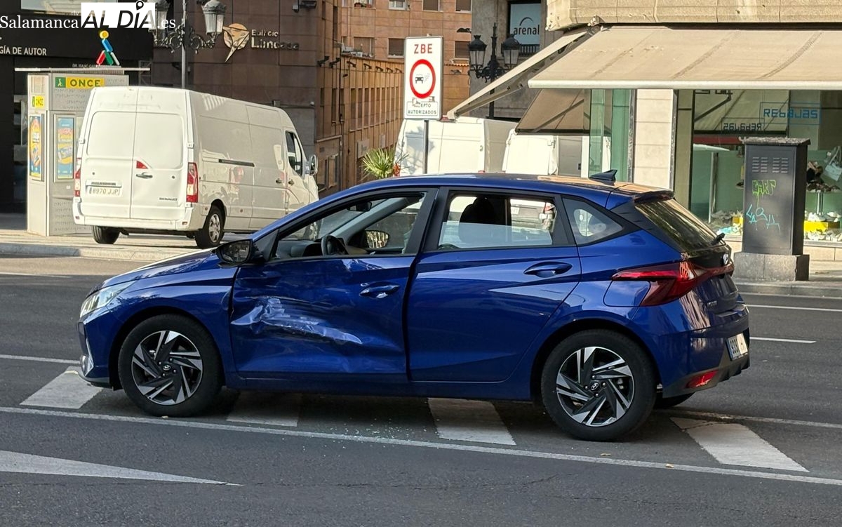 Colisión entre dos vehículos en la avenida de Mirat 