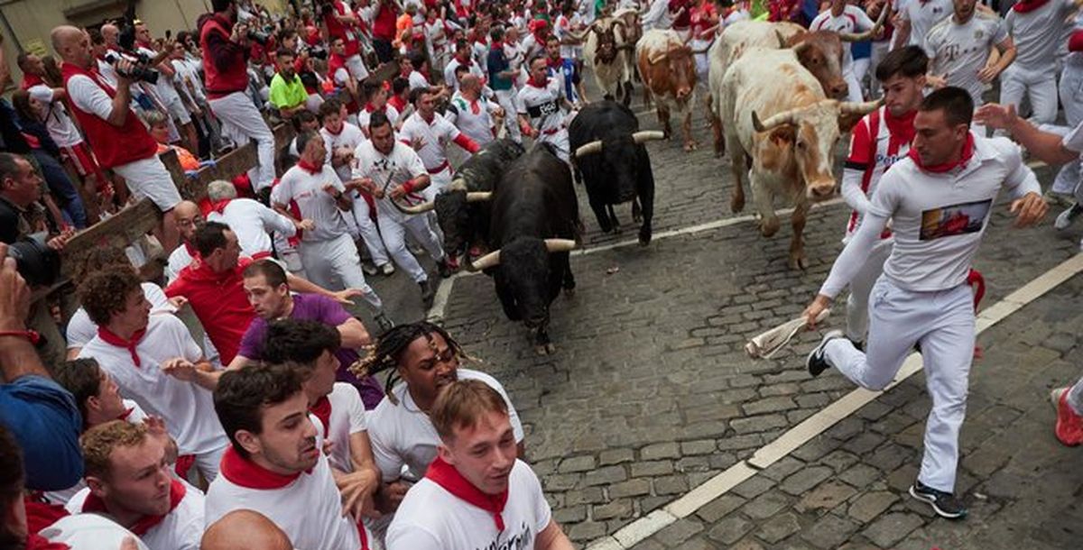 VÍDEO | Velocidad y limpieza en el cuarto encierro de San Fermín que deja siete atendidos por los sanitarios