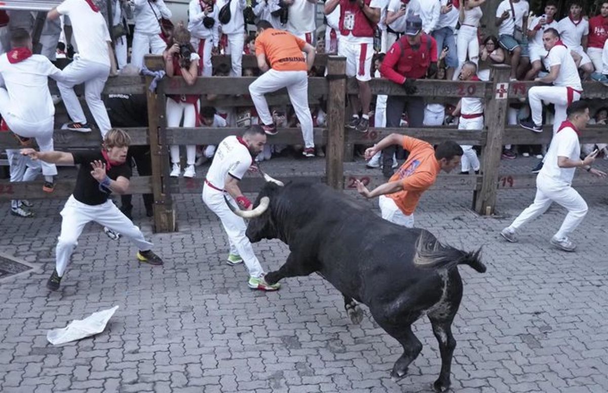 VÍDEOS | Pánico en el segundo encierro de San Fermín con un toro de Cebada Gago que deja un herido por asta