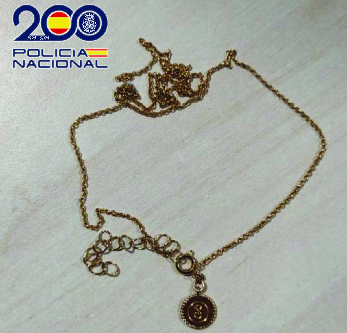 Sucedió en Salamanca. Tira a una mujer con su hija al suelo para robarle una cadena de oro