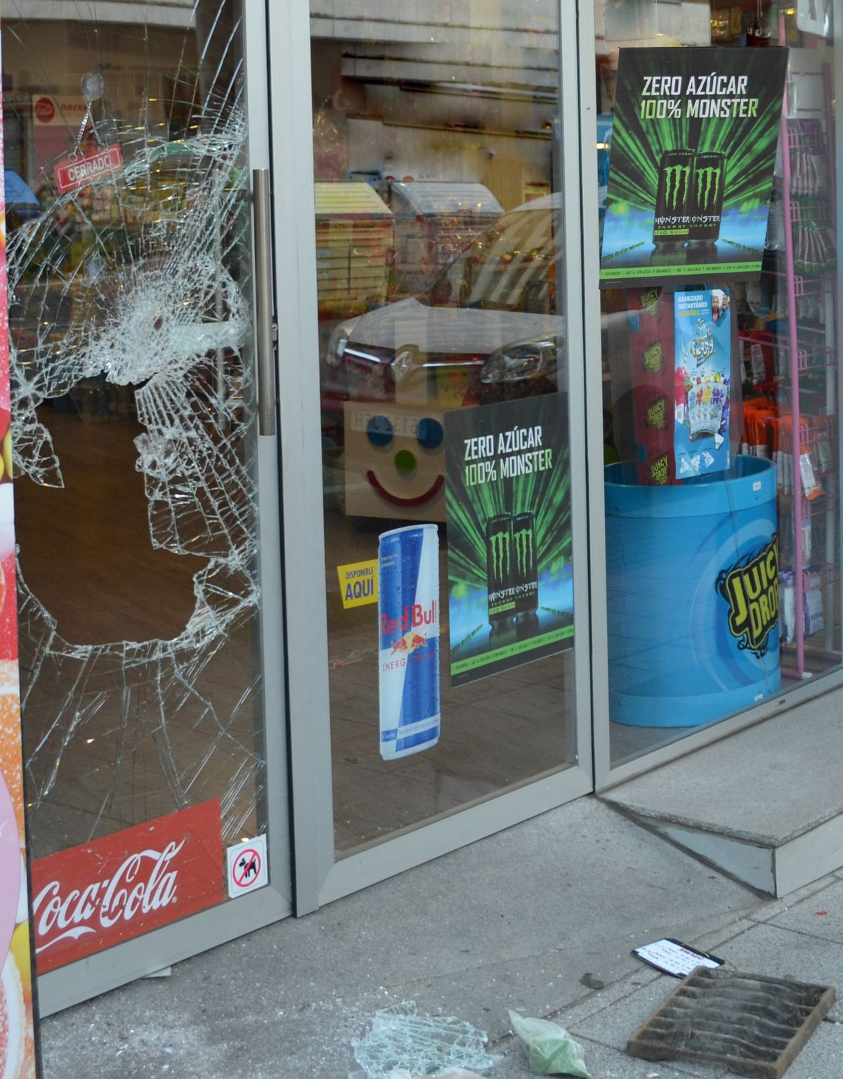 Revienta la puerta de un comercio de Salamanca con una tapa de alcantarilla 