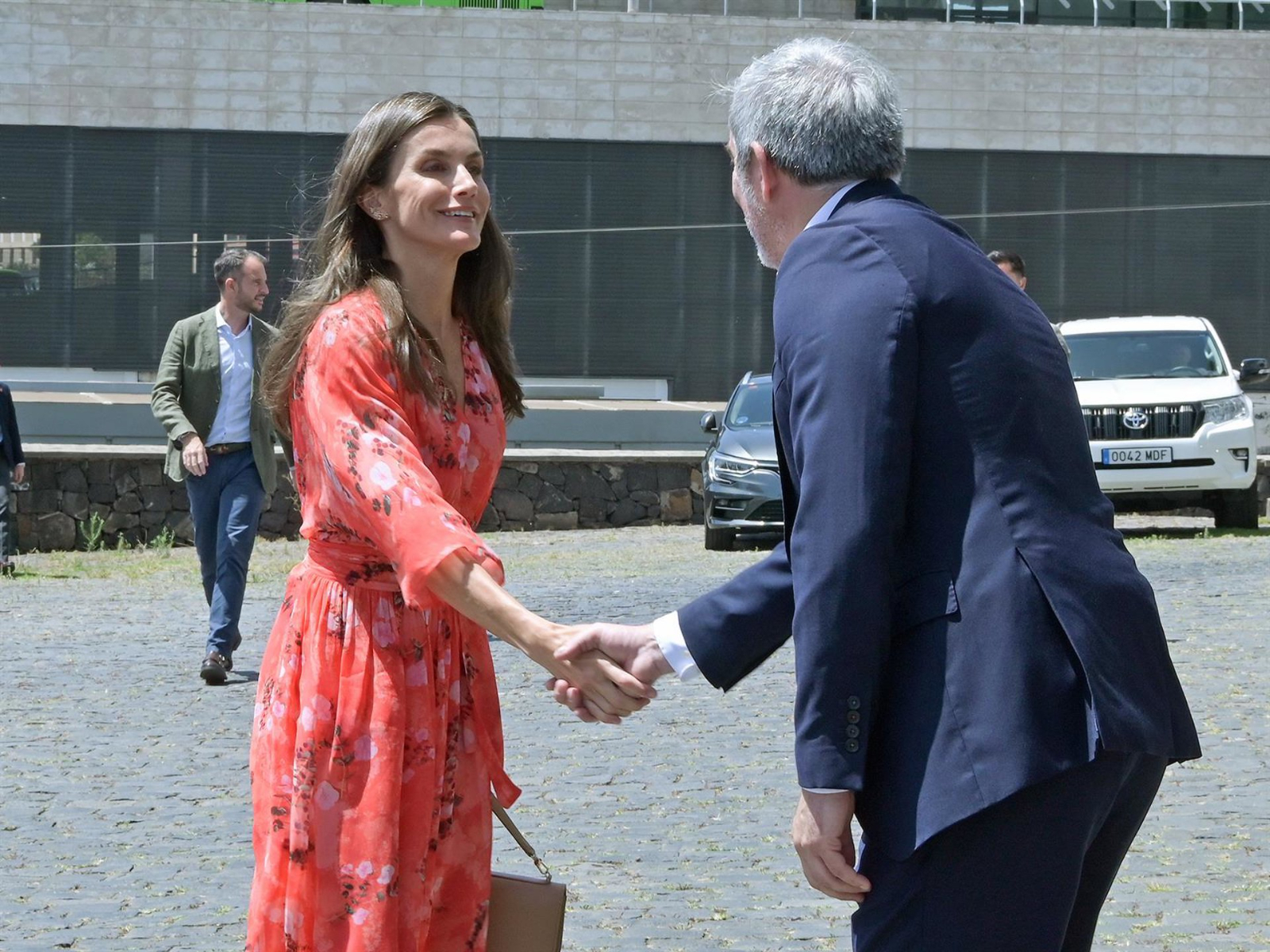 La Reina Letizia arrasa en Tenerife con su vestido veraniego más favorecedor