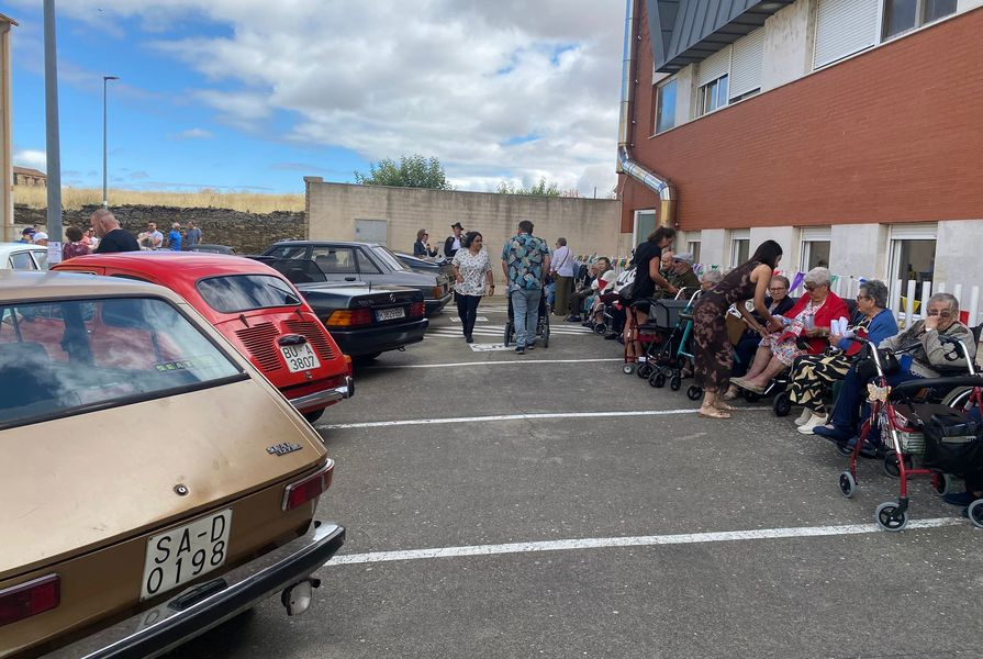 El rugido solidario de 30 coches clásicos que emocionó a los mayores de la Residencia Gerialba