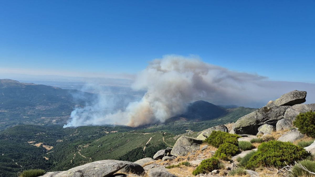El incendio de Mombeltrán (Ávila) obliga a evacuar 14 chalets y realojar a 50 personas en un pabellón