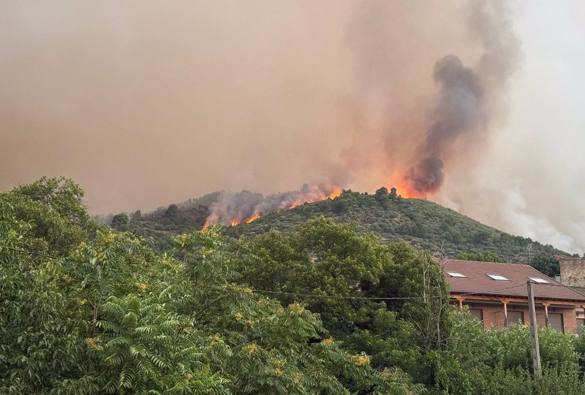Confinada la localidad abulense de El Arenal ante el avance del incendio originado en Cuevas del Valle