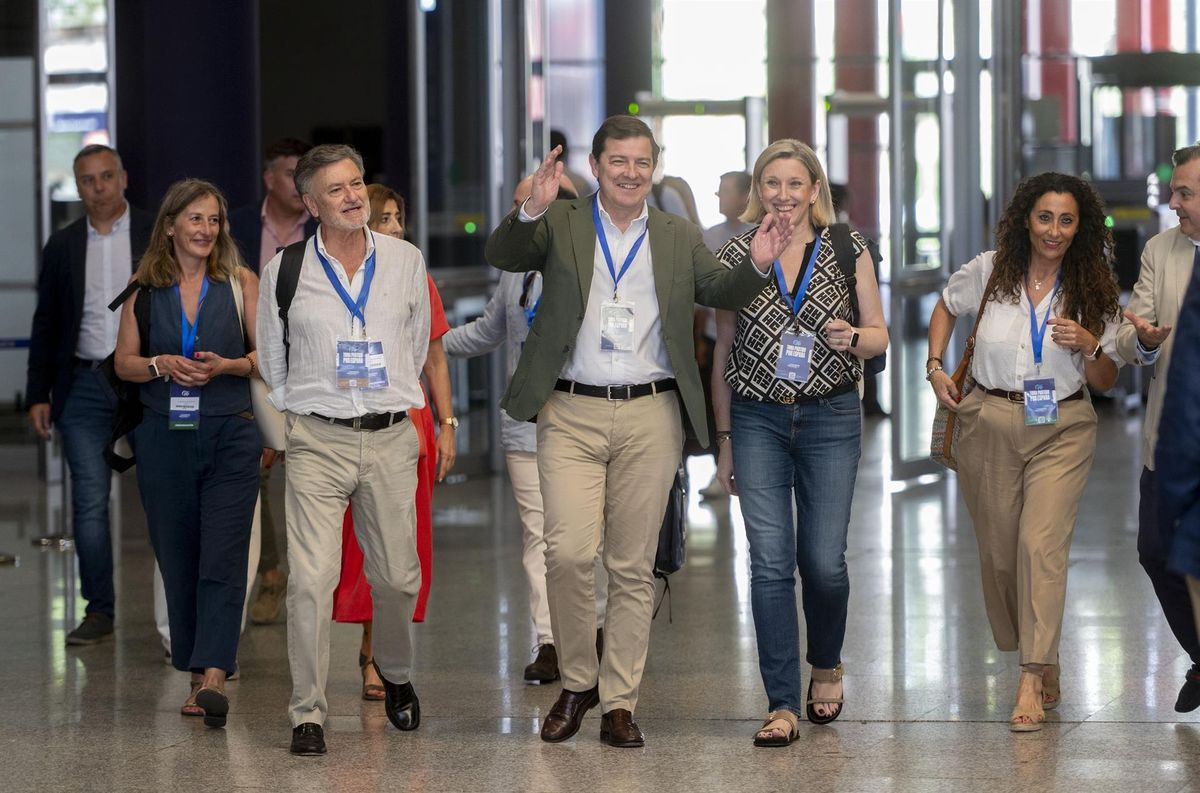 Mañueco ensalza a Aznar y Rajoy como referentes y carga contra la falta de honestidad más absoluta del Gobierno