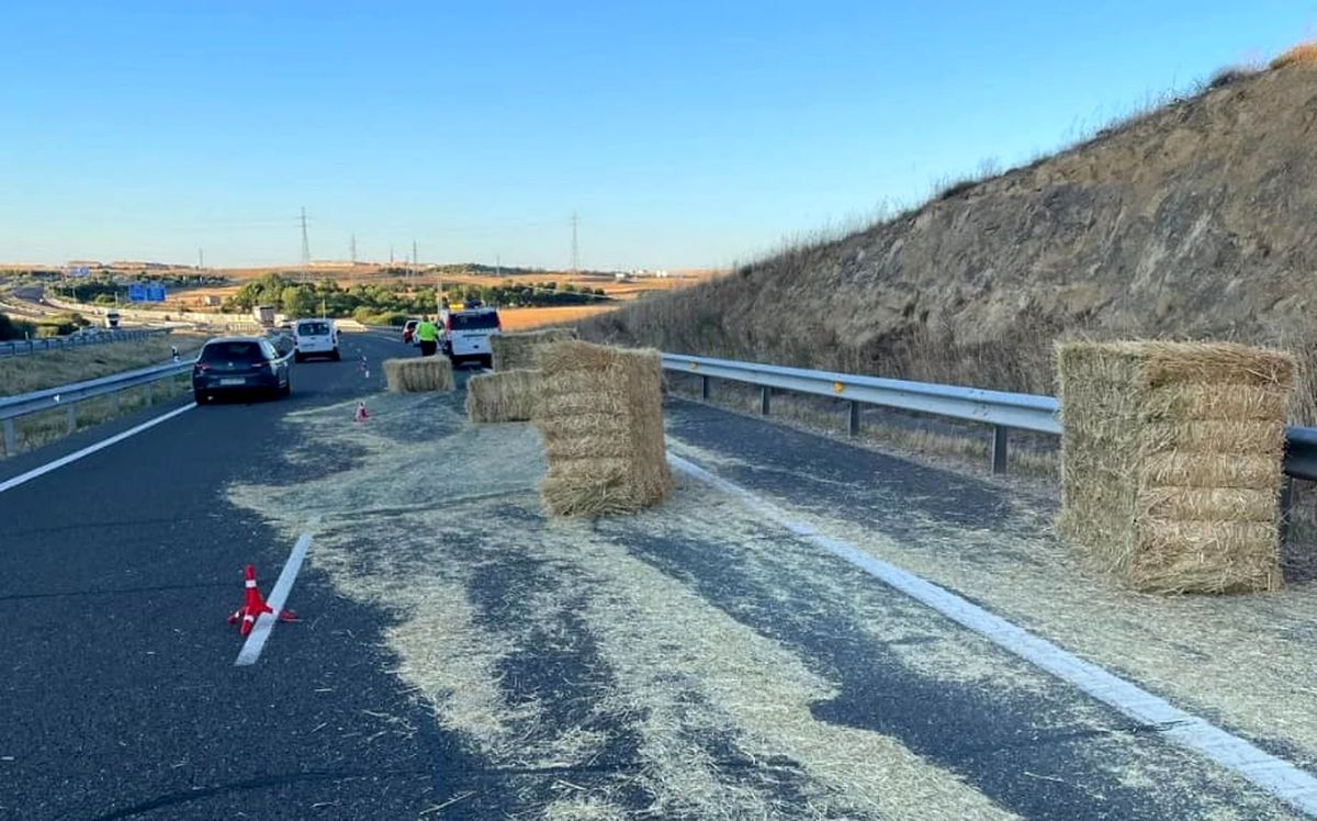 La caída de pacas de paja de un camión provoca un accidente en la A-66 y complica el tráfico en la provincia