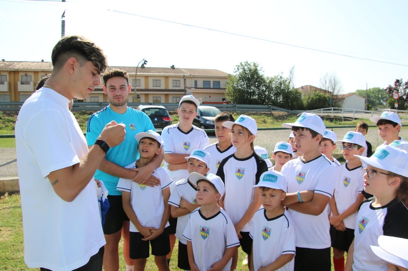 La visita más especial: Pica sorprende a los niños del campus de verano del Alba de Tormes CF