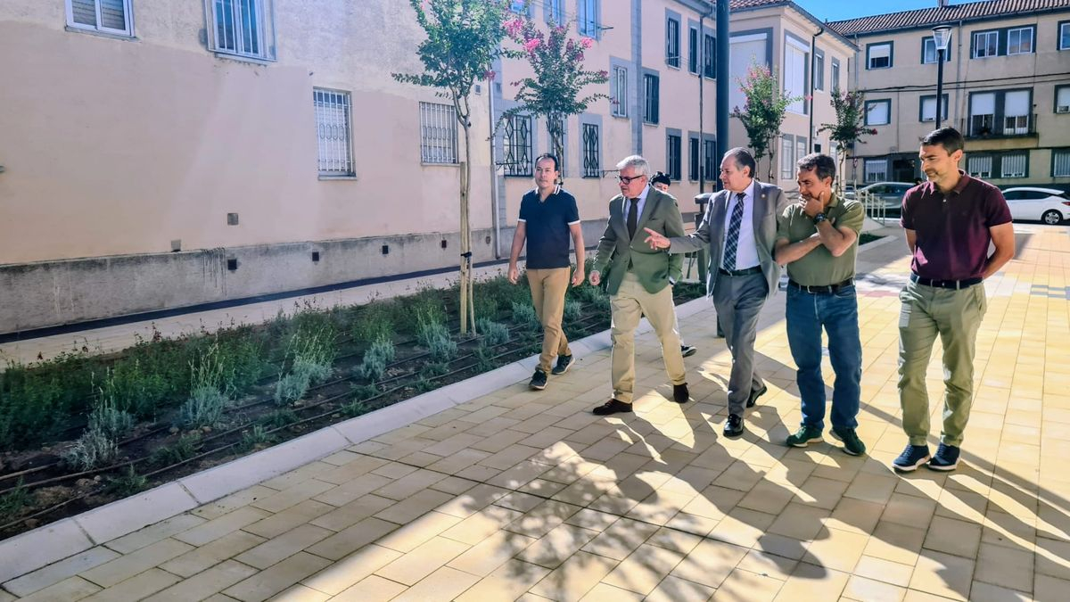 El barrio San Bernardo estrena sus plazas interiores con más zonas verdes, accesibilidad y nueva iluminación