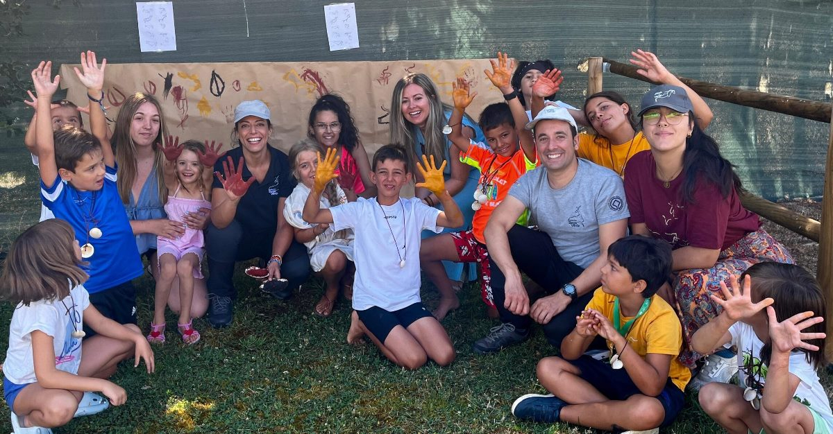 Los asistentes al Campamento Urbano de Fuentes de Oñoro se transforman en una tribu paleolítica