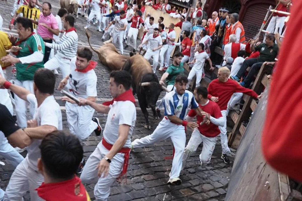 VÍDEO| Un herido por asta de toro en el veloz y peligroso debut de los toros de Álvaro Núñez en San Fermín