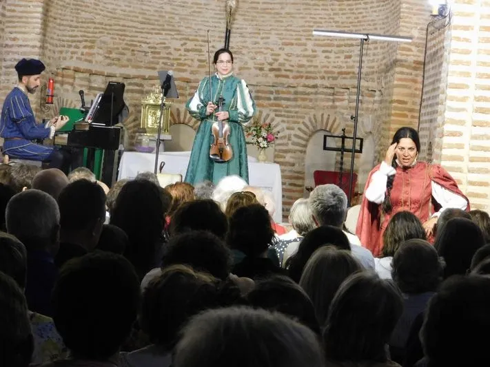 'Arcos y Ecos' desborda la iglesia de Galleguillos en su vigesimosegunda función | Imagen 1