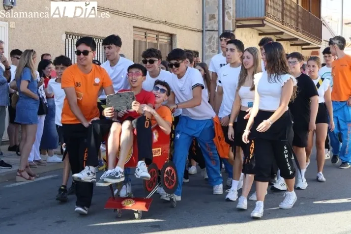 Color, humor y originalidad en el concurso de Autos Locos y desfile de peñas de Galinduste | Imagen 1