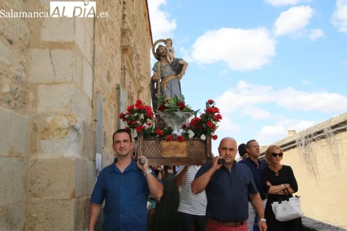 El rugido de los motores y el eco del claxon honran a San Crist&oacute;bal en Alba de Tormes | Imagen 1