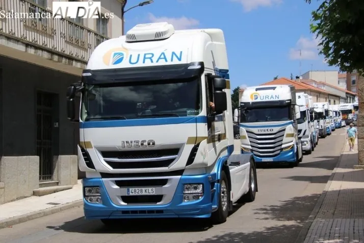 El rugido de los motores y el eco del claxon honran a San Crist&oacute;bal en Alba de Tormes | Imagen 2